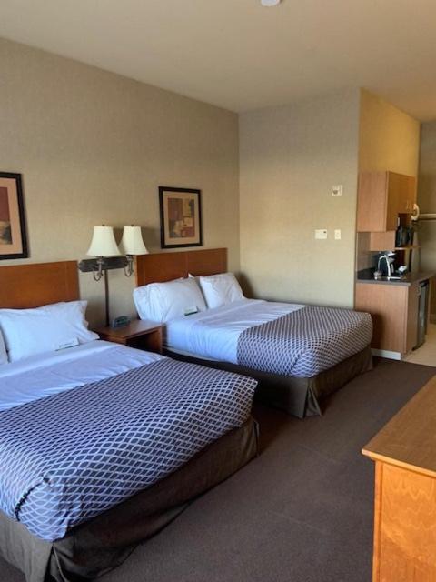 ホテル Clarion Pointe Rimbey エクステリア 写真