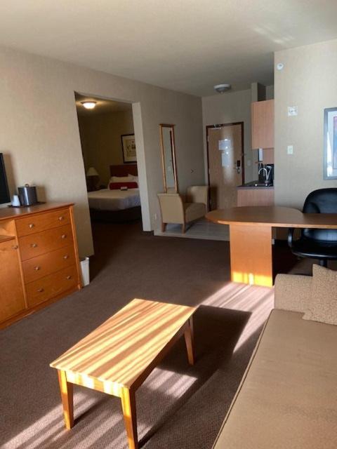 ホテル Clarion Pointe Rimbey エクステリア 写真