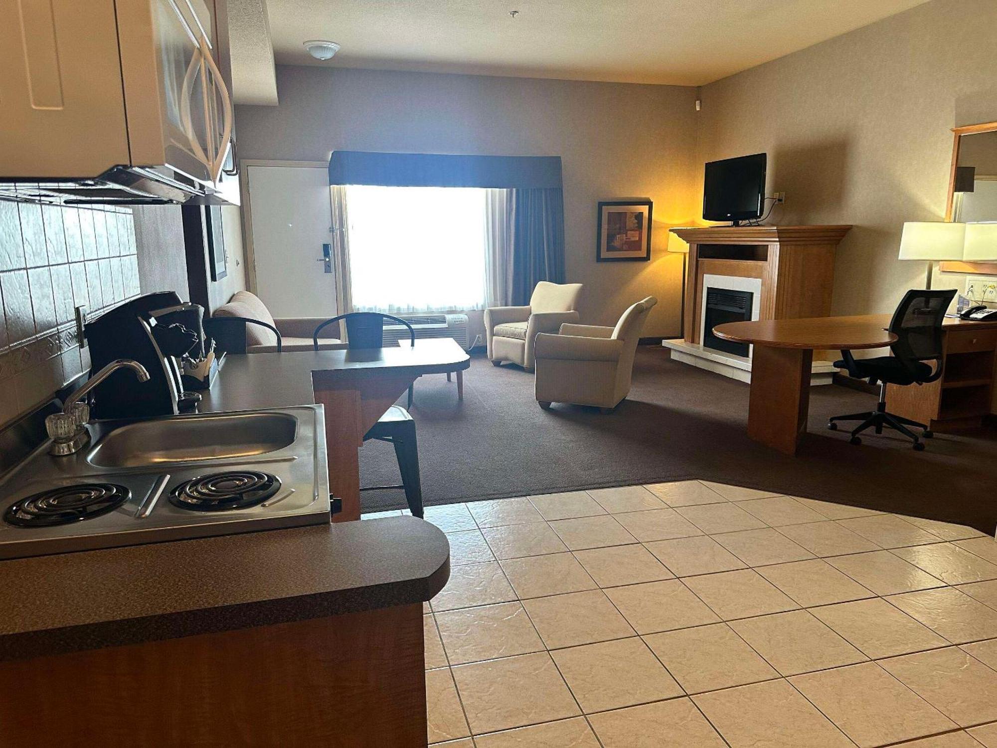 ホテル Clarion Pointe Rimbey エクステリア 写真