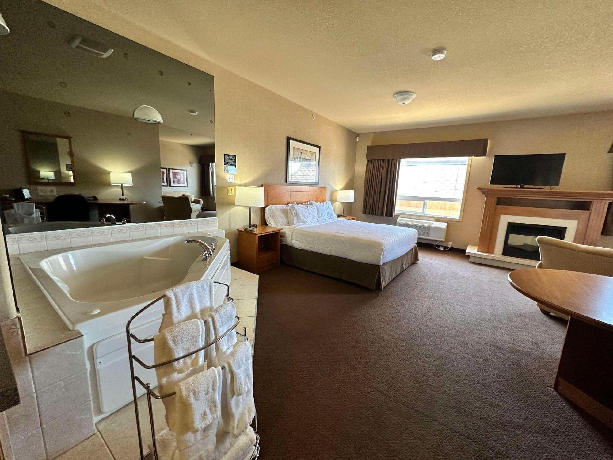 ホテル Clarion Pointe Rimbey エクステリア 写真