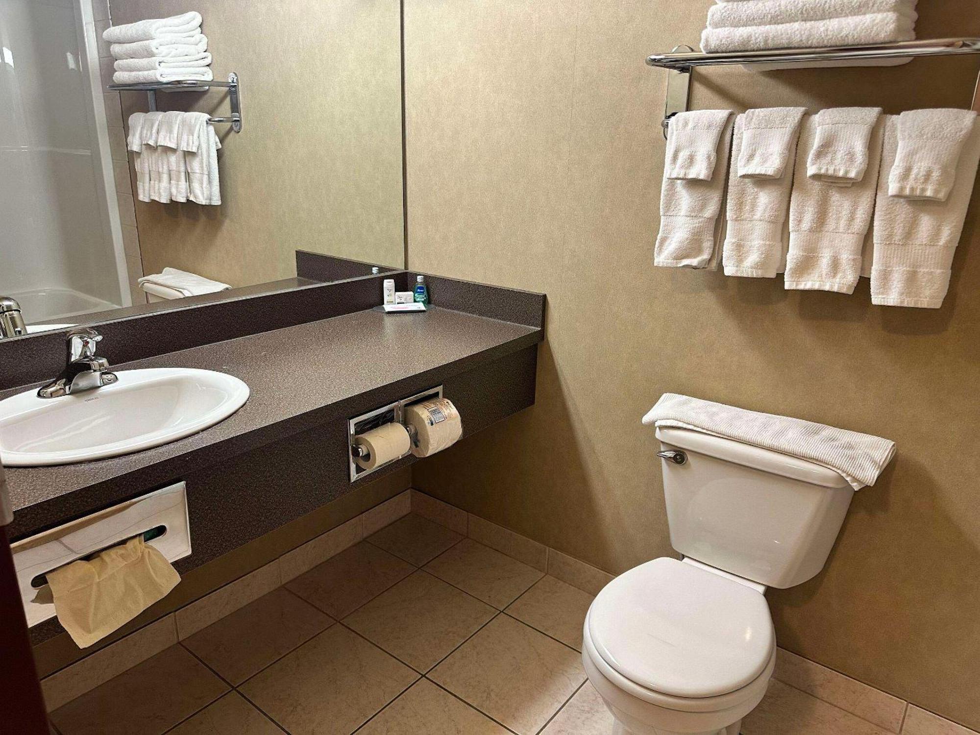 ホテル Clarion Pointe Rimbey エクステリア 写真