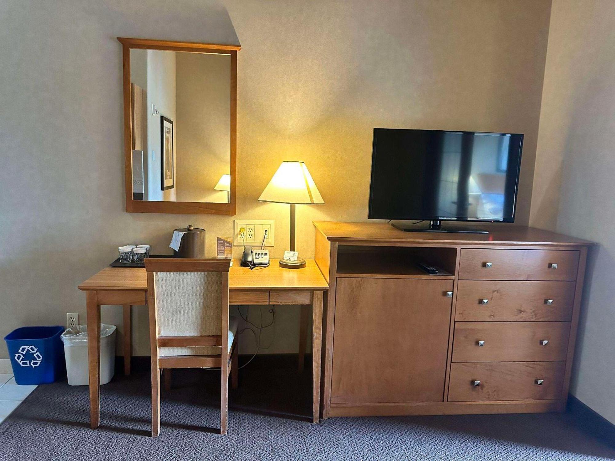 ホテル Clarion Pointe Rimbey エクステリア 写真