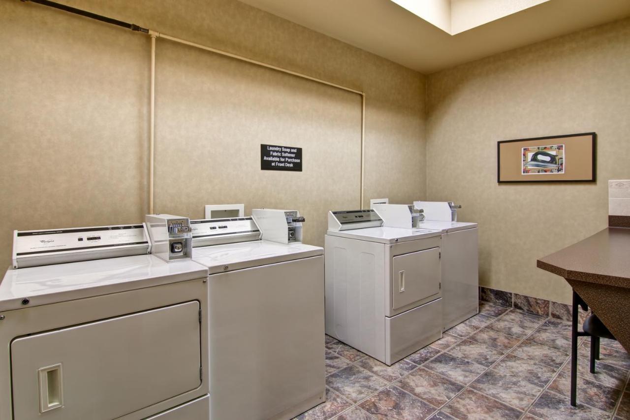 ホテル Clarion Pointe Rimbey エクステリア 写真